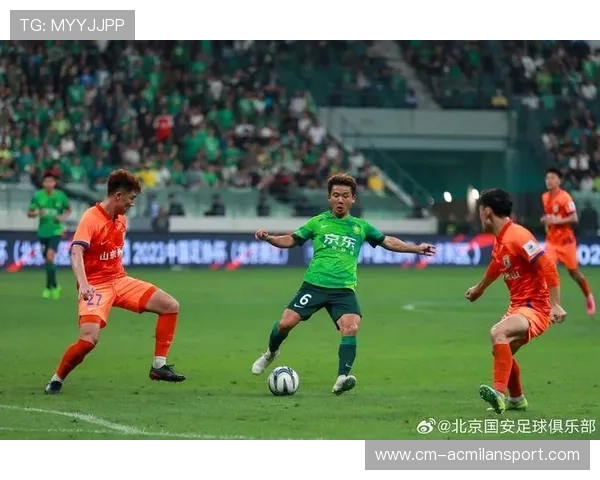 国安队在内部比赛中测试新防线组合，表现稳健