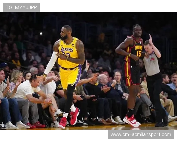 詹姆斯篮下强吃命中，湖人进一步扩大领先