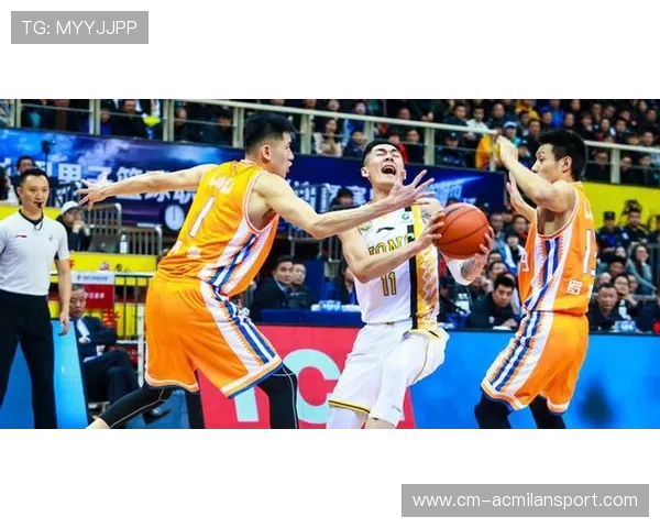 上海广厦篮板控制全场优势