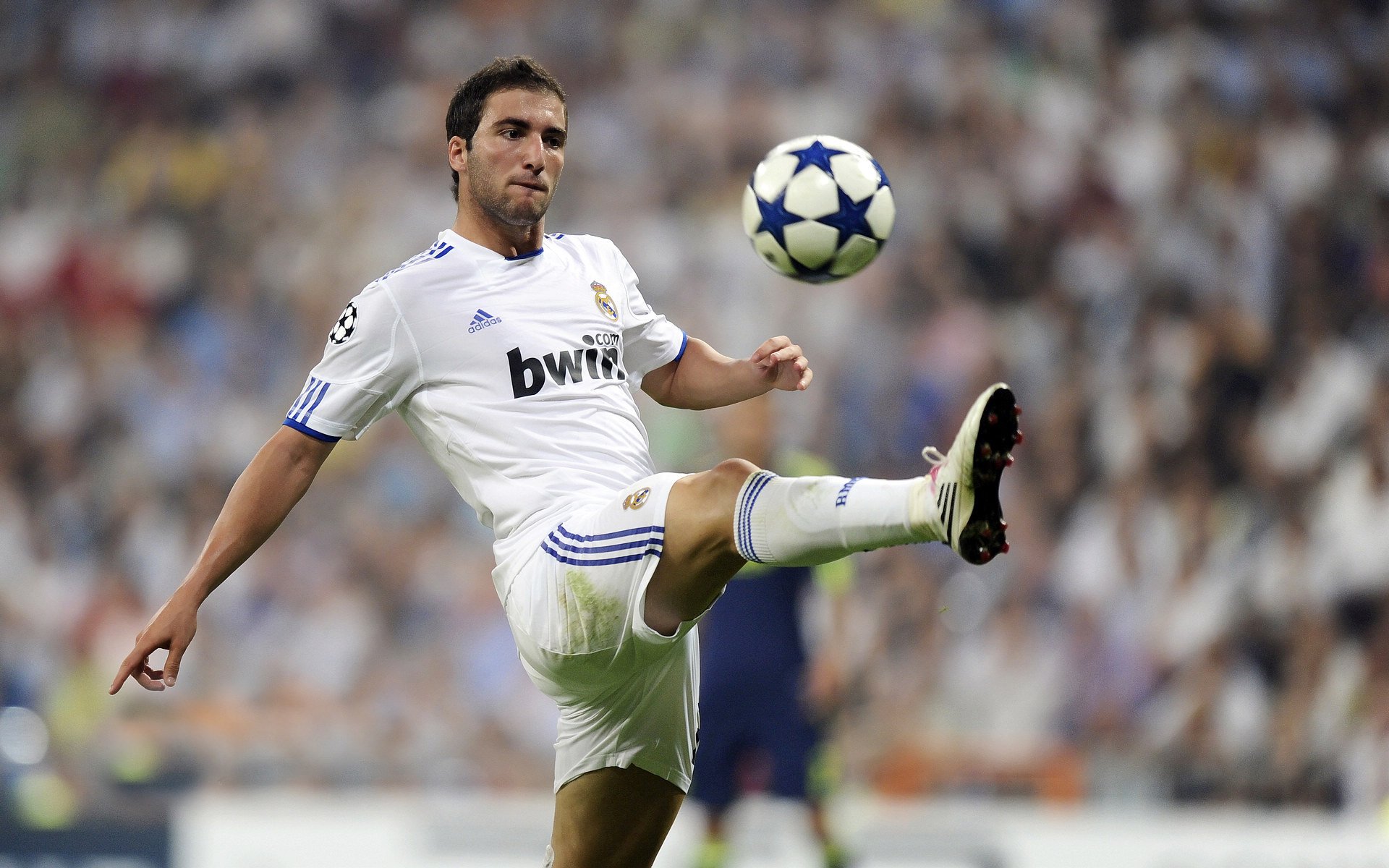 乒乓球赛事场外：选手备战紧张进行，比赛乒乓